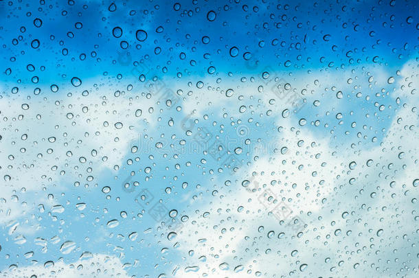 蓝天上玻璃窗上的水滴。