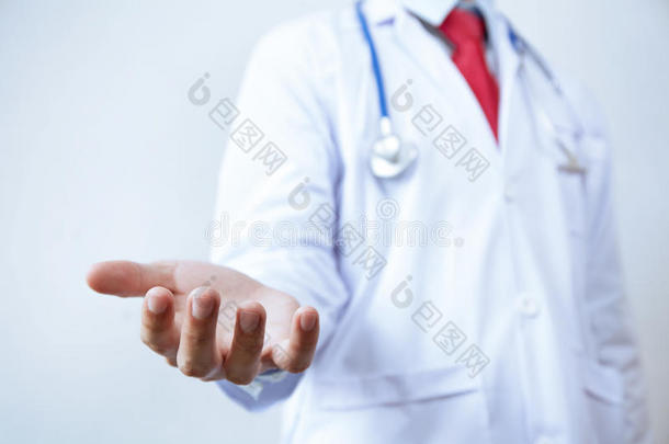 医生用听诊器提供帮助手的手势