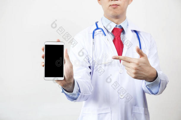 医生指出空白智能手机广告技术和应用在白色背景。
