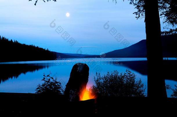满月时湖面上的火