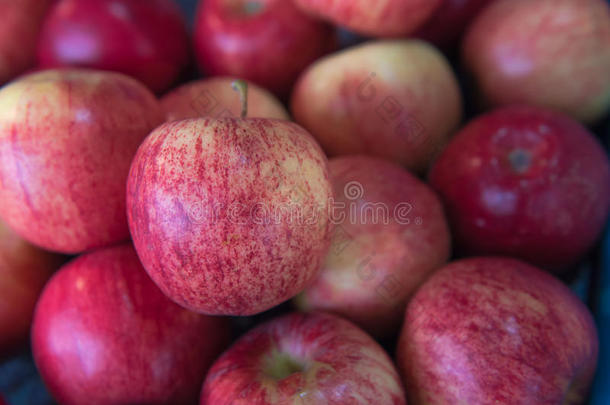 新鲜的<strong>红<strong>苹果水果</strong>在市场背景上非常重要
