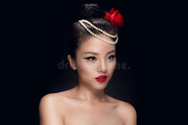 时尚工作室拍摄的美丽的年轻亚洲妇女与复古哈