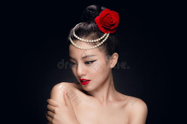 时尚工作室拍摄的美丽的年轻亚洲妇女与复古哈