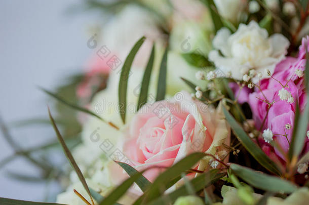 桌子上的插花。 花和白色桌布，婚礼，玫瑰，牡丹