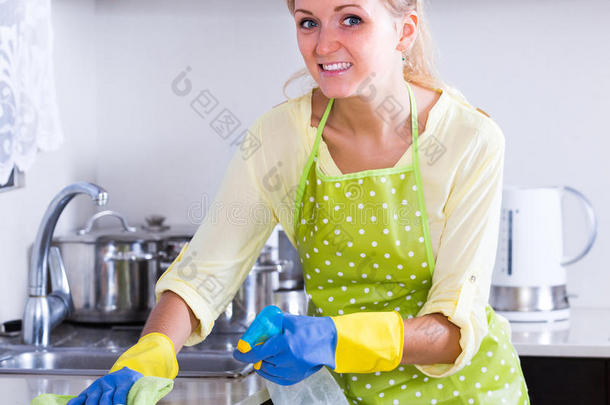 女孩在<strong>厨房清理</strong>表面
