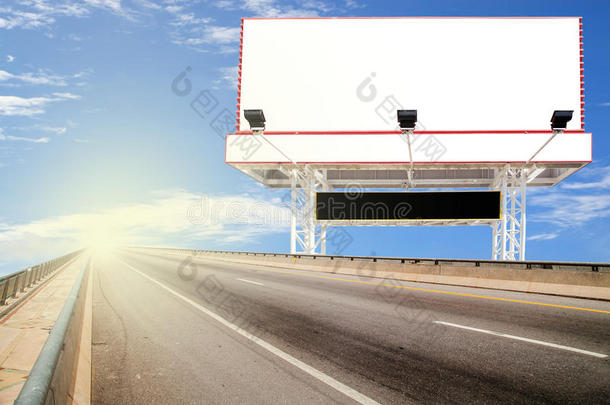 空白广告牌为您的广告在道路曲线。