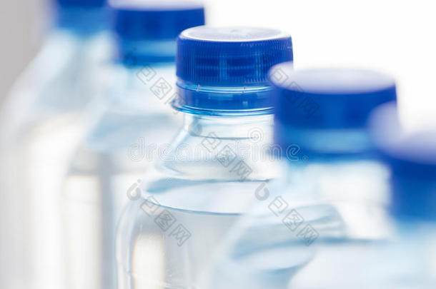 用饮用水关闭塑料瓶