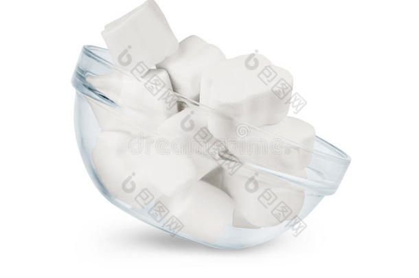 白色背景上的玻璃碗白色棉花糖