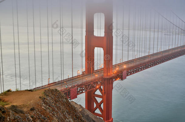 雾和雾在旧金山金门大桥上，加利福尼亚州，美国