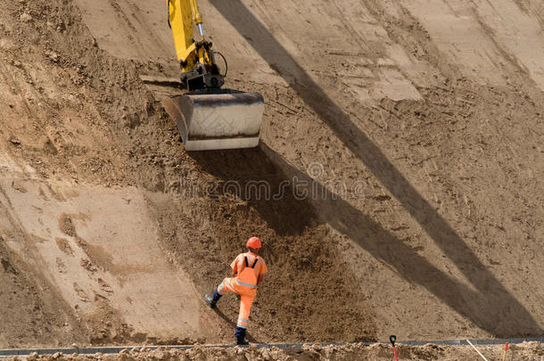 挖掘机在新的道路施工现场工作