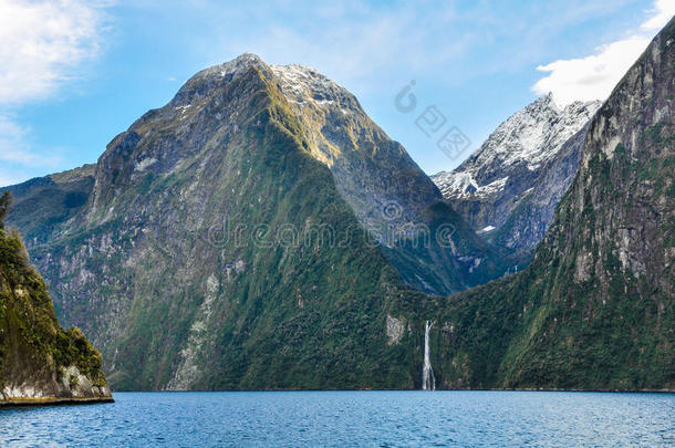 接近一个瀑布在米尔福德声音，新西兰