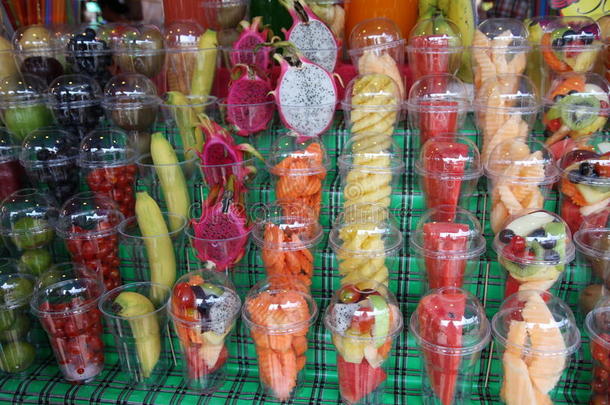 查图恰克市场，曼谷五颜六色的水果杯