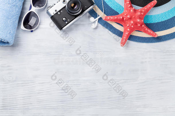海滩配件。 毛巾，相机，帽子和太阳镜