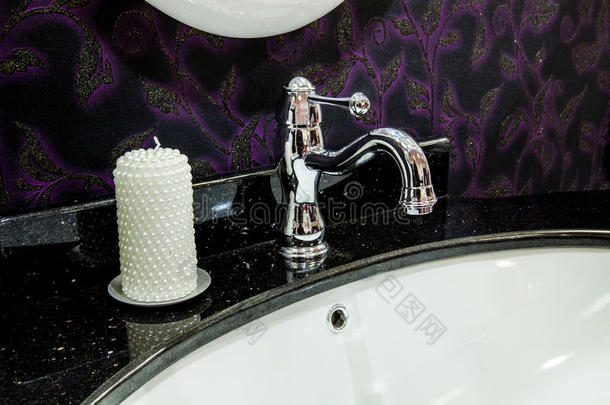经典陶瓷浴缸水槽与铬水龙头