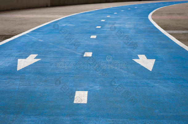 蓝色自行车道，单向骑行。