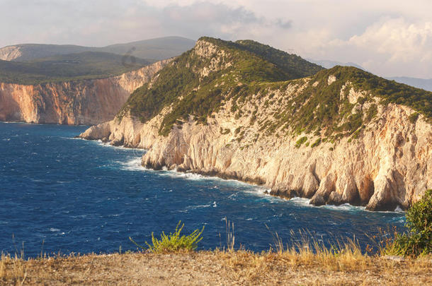 海岸线上有悬崖和海，在莱夫卡达，伊尼亚海，希腊岛屿