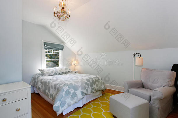 舒适的阁楼<strong>卧室</strong>，白色墙壁和黄色<strong>地毯</strong>。