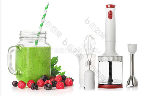 绿色冰沙搅拌机白色背景，健康饮食理念
