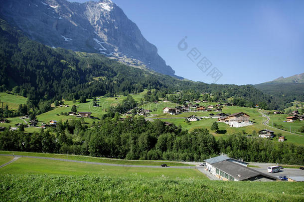 瑞士阿尔卑斯山上一个美丽的<strong>高山村庄</strong>