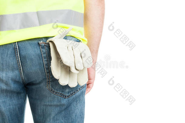 <strong>带手套</strong>口袋的建筑工人穿着安全背心