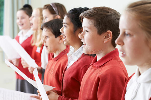 一群孩子在学校合唱团唱歌
