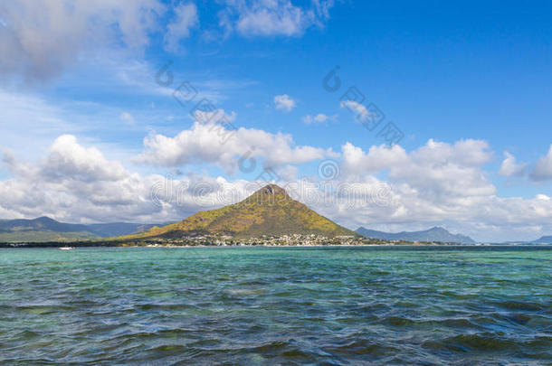 海湾黑河蓝色云印第安人