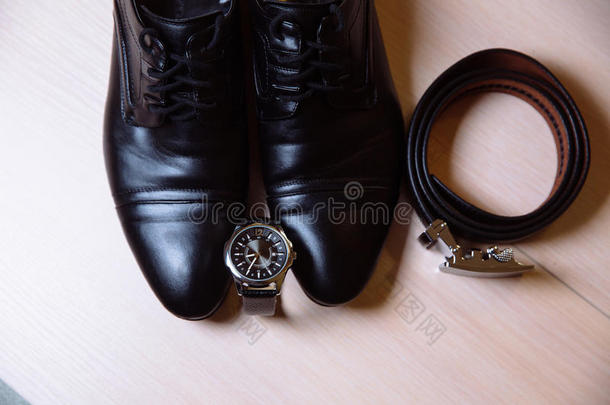 绅士配饰。 鞋子，皮带，手表