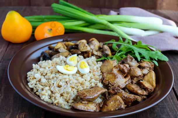 大麦粥，炒蘑菇和鸭肝，煮<strong>鹌鹑</strong>蛋，西红柿，花生酱-健康食品