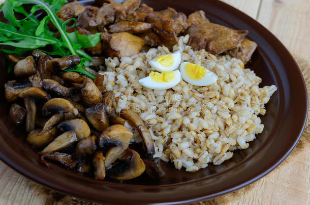 大麦粥，炒蘑菇和鸭肝，煮鹌鹑蛋，西红柿，花生酱-健康食品