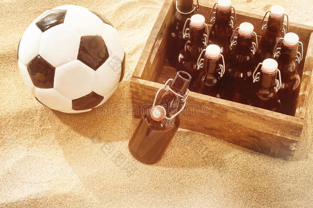 一箱啤酒和海滩上的足球