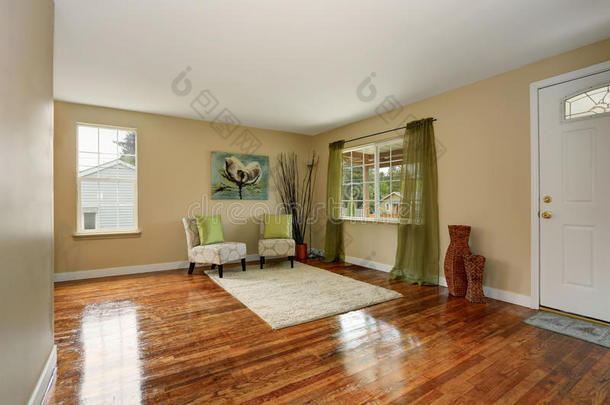 舒适的米色客厅，有闪亮的<strong>硬木</strong>地板和绿色窗帘