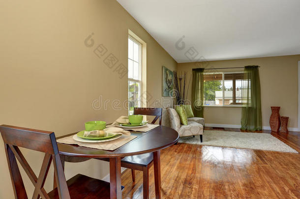 舒适的米色客厅，有闪亮的硬木地板和餐厅