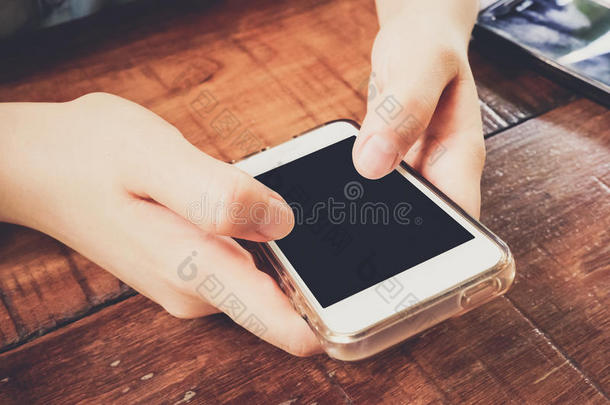两只手拿着带空白屏幕的移动智能手机。