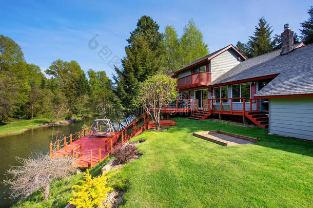 后院的豪华红色和蓝色美国乡村住宅