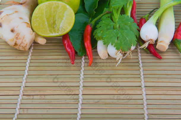 把汤、泰国草药<strong>食物组合</strong>在木地板上。 汤姆·尤姆
