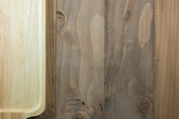 松木板上的棕色木板