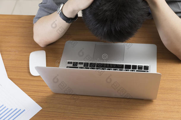 在办公室桌上用笔记本电脑工作的商人-沮丧，沮丧，压力