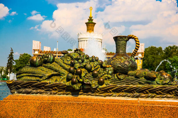 以水壶、水果和亭子形式的雕塑元素。 恩亚，vdnh，vvc。 莫斯科，俄罗斯