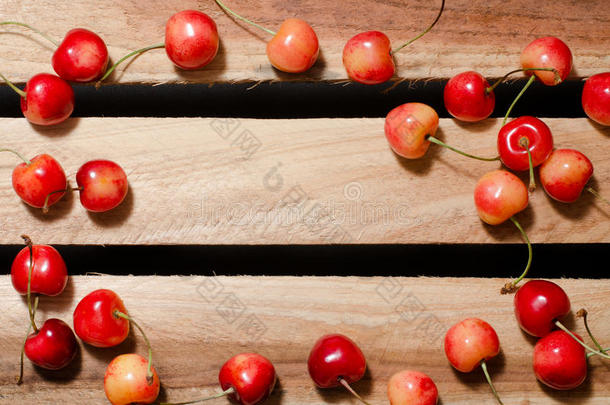 水果黄红色樱桃在木制盘子与自由空间在中间，顶部的看法