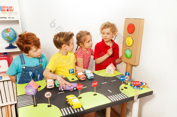 四个孩子在学习公路或交通法规