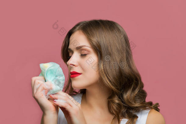 美丽的女人用洁面泡沫