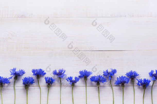 背景与新鲜的矢车菊在一个轻木桌背景。 文字的位置。