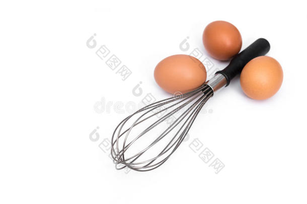 白色背景下的鸡蛋和打蛋器