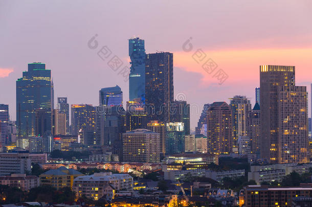 城市和办公楼灯光夜景