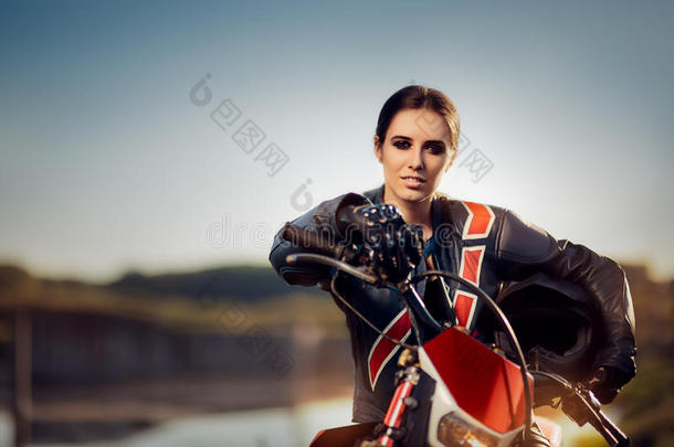她摩托车旁边的女摩托车越野赛车手