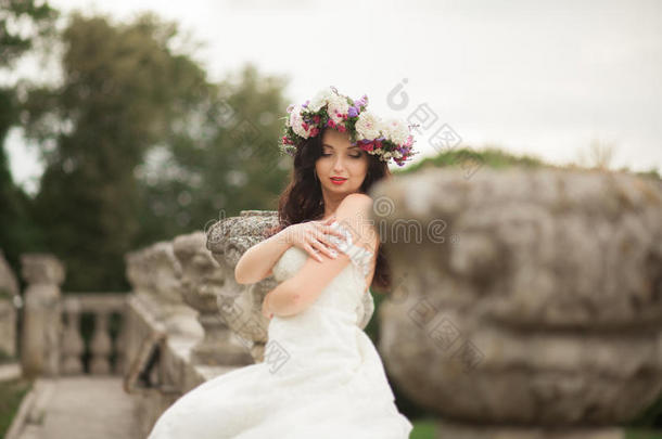 华丽浪漫，温柔，时尚，美丽的白种人新娘，背景是古老的巴洛克城堡