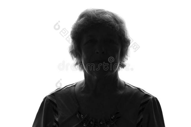 一个孤立背景上的老妇人的黑白剪影