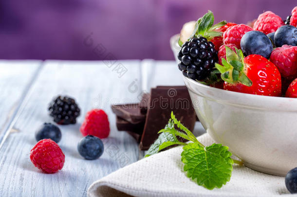 一碗<strong>新鲜水果</strong>。 黑莓；<strong>覆</strong>盆子；蓝莓。