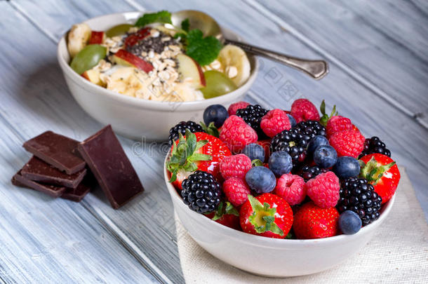 一碗新鲜水果。 黑莓；覆盆子；蓝莓。