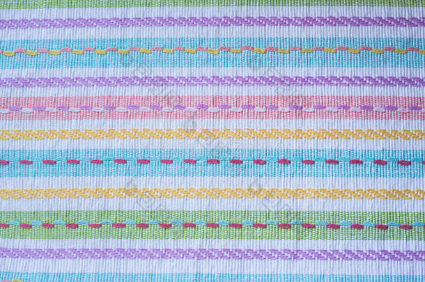 近距离观看彩色织物桌布与条纹线
